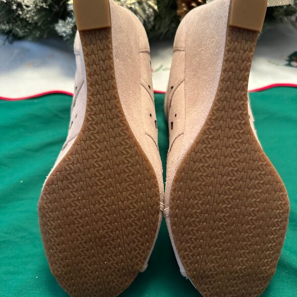 Michael Kors Sz 8.5 UMA wedge ankle bootie, beige color - Picture 5 of 8